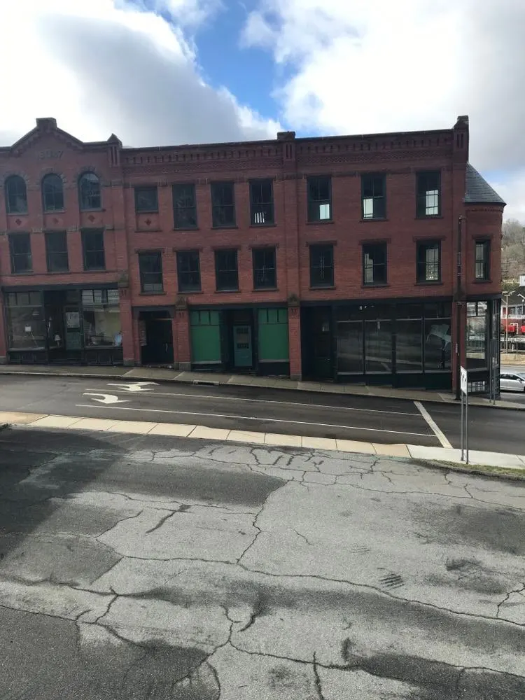 image of downtown abandoned building in norwich, ct.