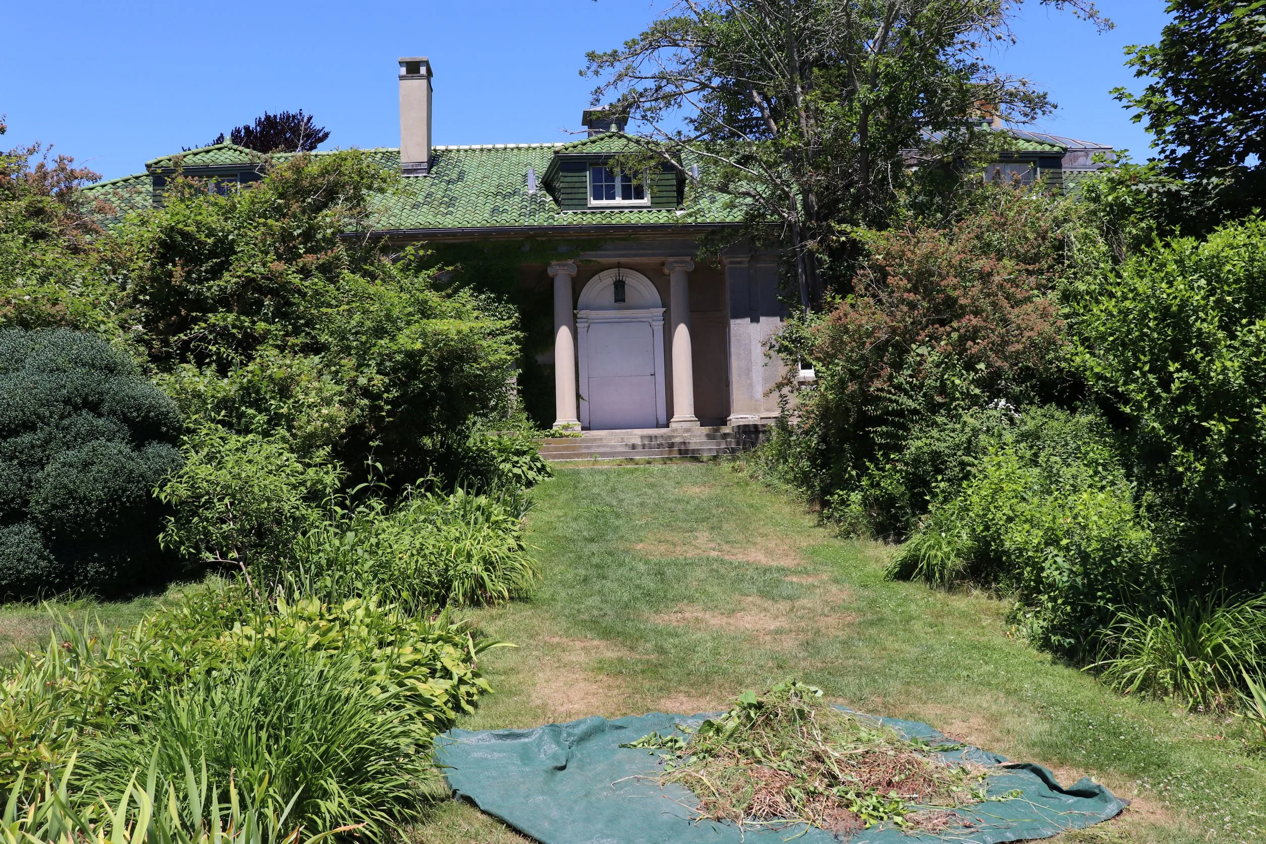 Image of the Carriage House near the gardens at Harkness Park in Waterford, CT.