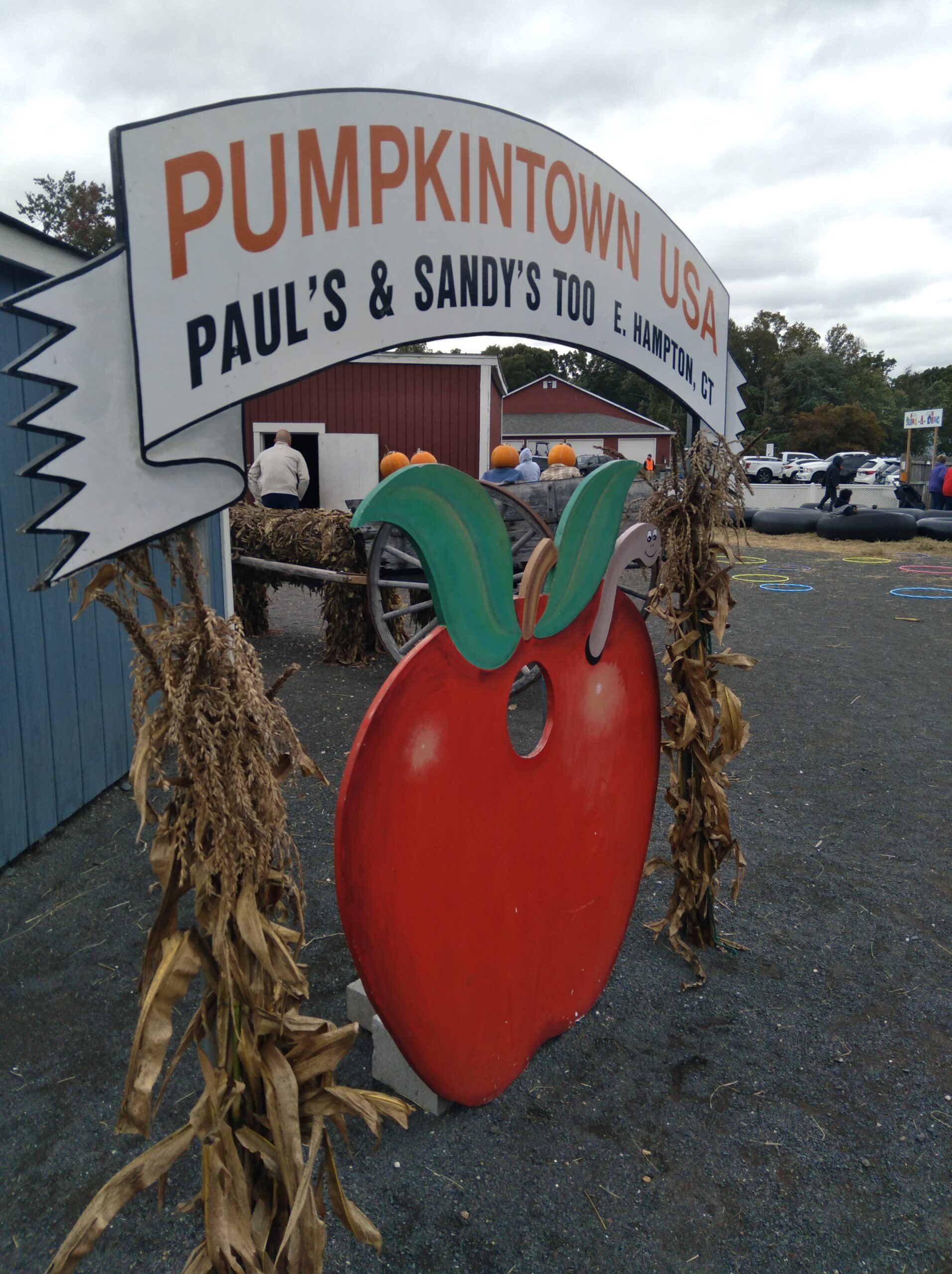 image of sign with apple prop in pumpkintown usa in east hampton ct.