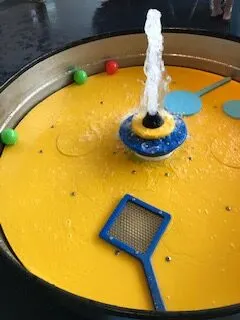 image of water table at the connecticut science center.